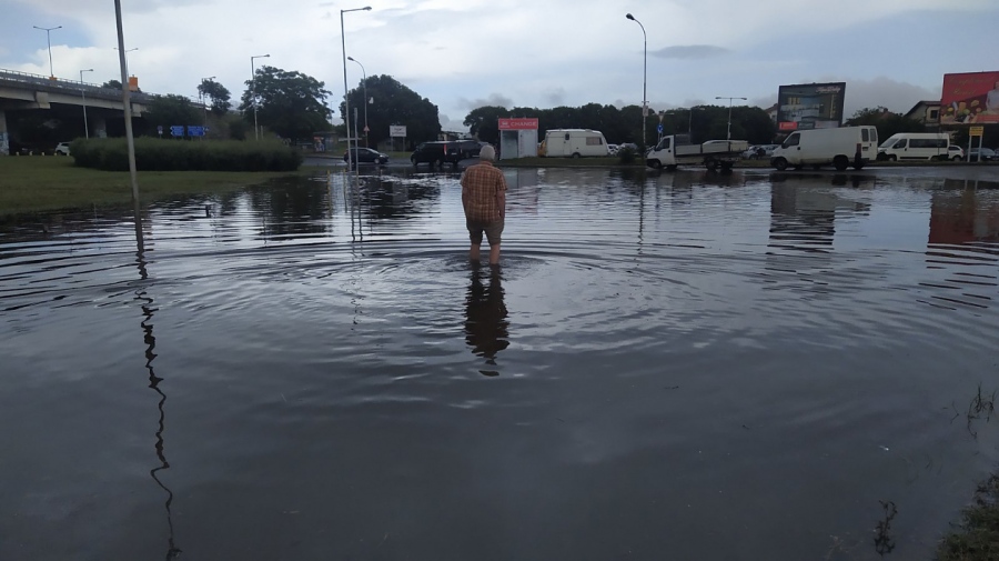 Закъсали автомобили на кръговото в Сарафово заради дъжда в Бургас, отводняват пътя