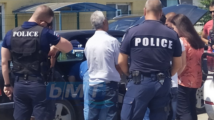 Арестуваха ромския лидер на Бургас Румен Чолаков, претърсват автомобила му (СНИМКИ)