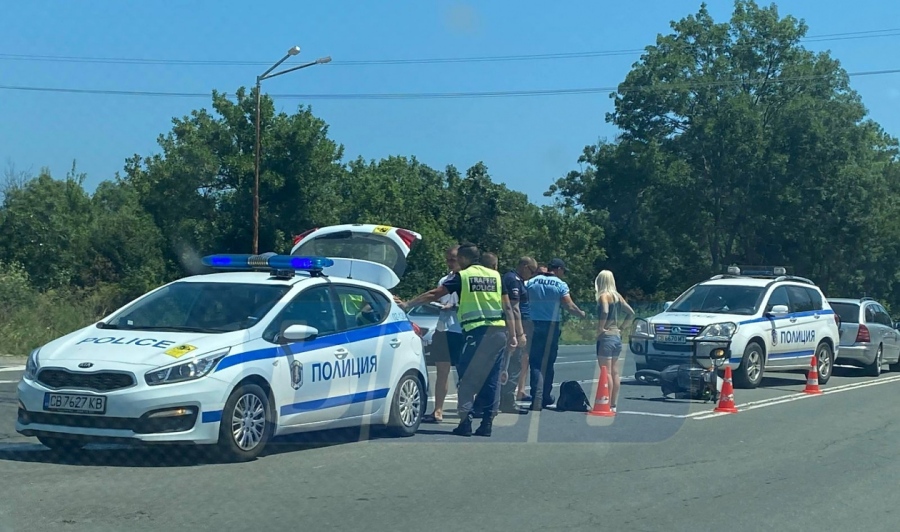 Километрично задръстване към Созопол заради катастрофа с моторист (СНИМКИ)