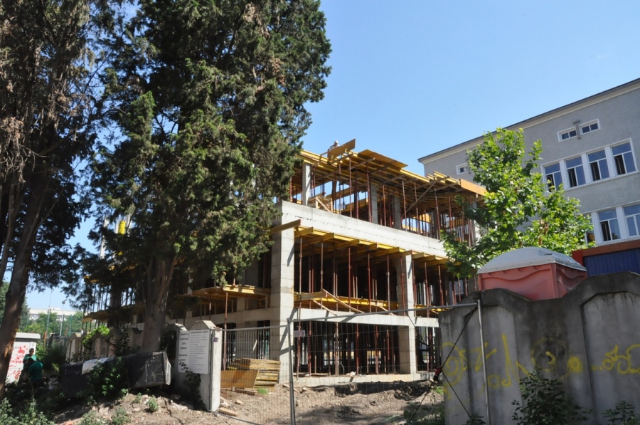 Кметът Димитър Николов провери строителството на новия корпус на училище „Св. св. Кирил и Методий“