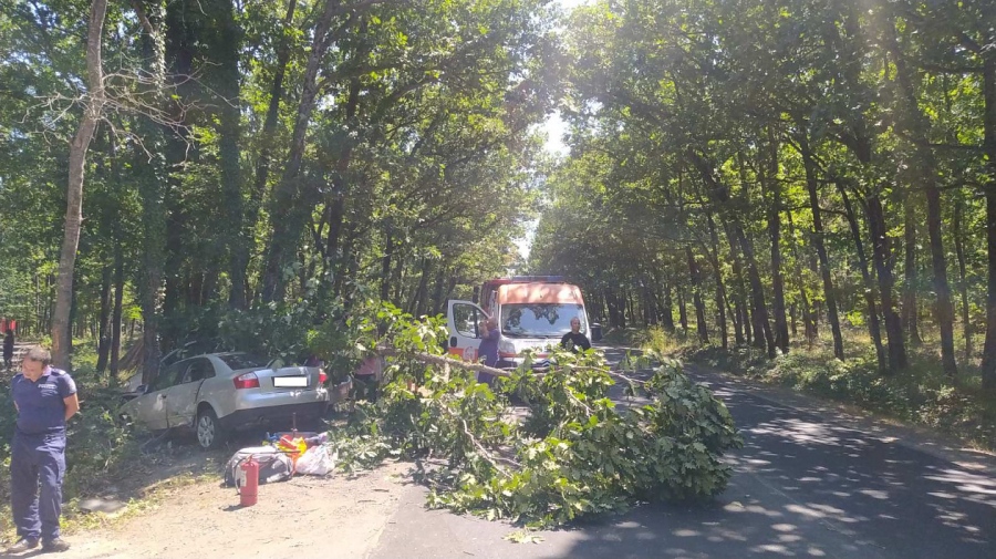 Зрелищна катастрофа блокира пътя от Приморско за Бургас (СНИМКИ)