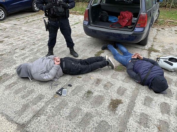 Бургаската полиция задържа двама опасни серийни крадци, трети се издирва