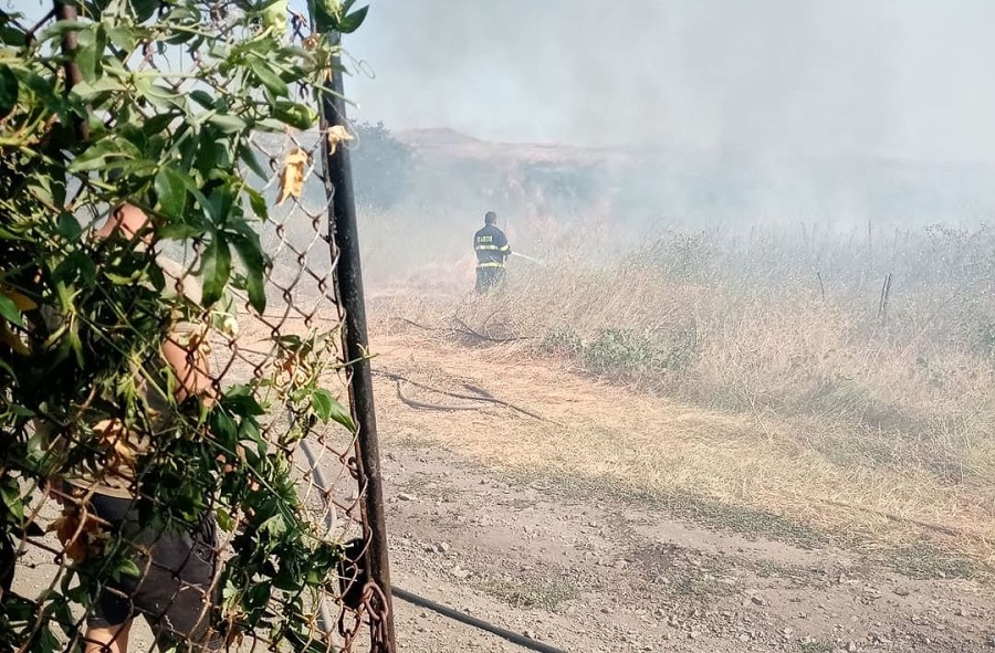 Огнеборци и доброволци потушиха голям пожар край Айтос (СНИМКИ)