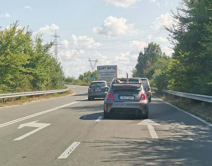 Зрелищно видео: Шофьор изпревари отдясно, удари автомобил и показа среден пръст на пътя Бургас-Созопол