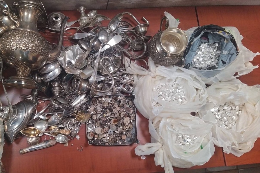 Откриха близо 34 кг сребърни изделия скрити в лек автомобил на границата край Малко Търново