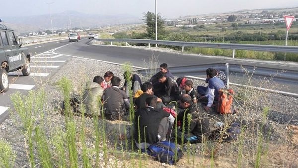Задържаха група от 11 нелегални миграни, двама от тях с COVID-19