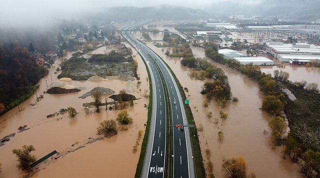 Проливни дъждове в Босна причиниха наводнения, болниците останаха без кислород