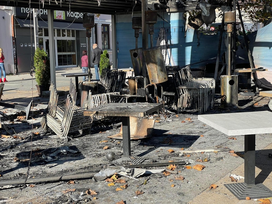 Подпалиха заведение в центъра на Бургас със запалка (СНИМКИ)