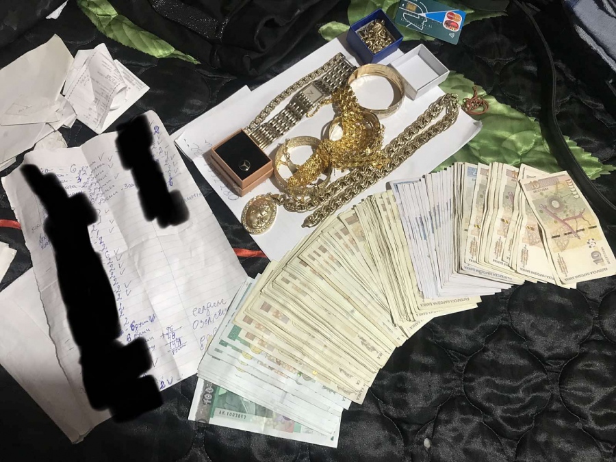 Задържаха двама в Средец за купуване на гласове, полицията намери списъци с имена и крупна сума пари