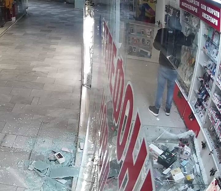 Полицията в Бургас залови двама младежи, взломили бистро, магазин за телефони и пекарна