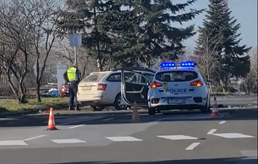 Тежка катастрофа между три коли в Бургас, има пострадали (СНИМКИ)