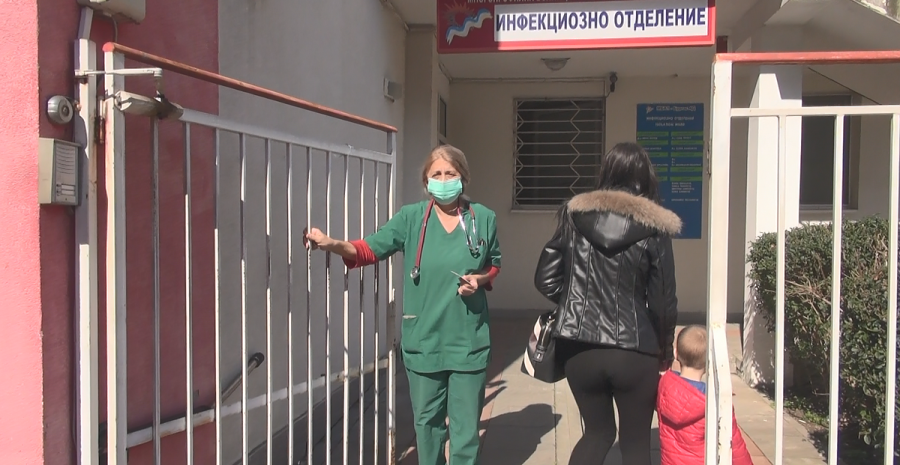 Детското COVID отделение в Бургас е препълнено, от днес влизат в сила нови мерки за учениците