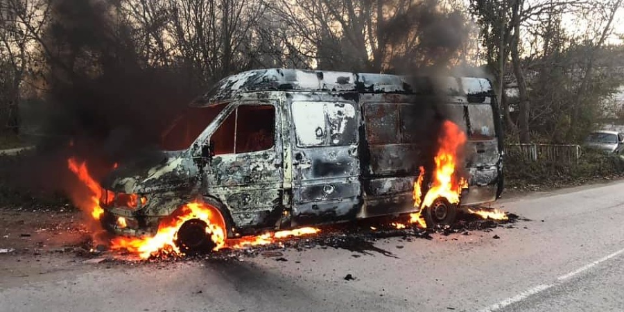 Бургаски работник си изхвърли фаса в микробуса, предизвика голям пожар