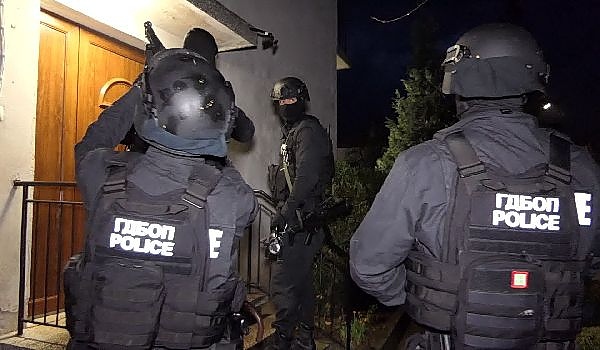 Акция на ГДБОП в Бургас! Арестуваха мъж ръководил трафик на момичета с цел проституция