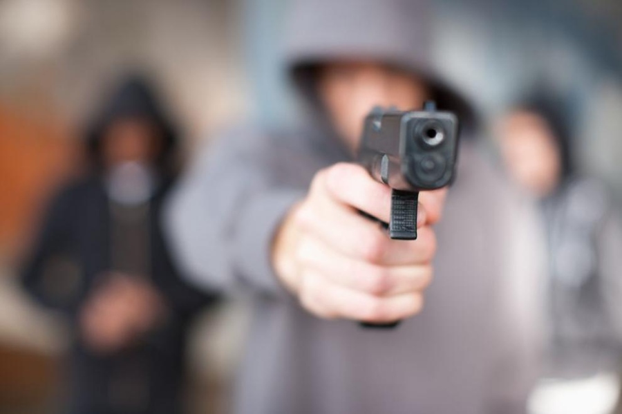 Мъж нападна с пистолет 15-годишен ученик в Бургас, открадна му телефона