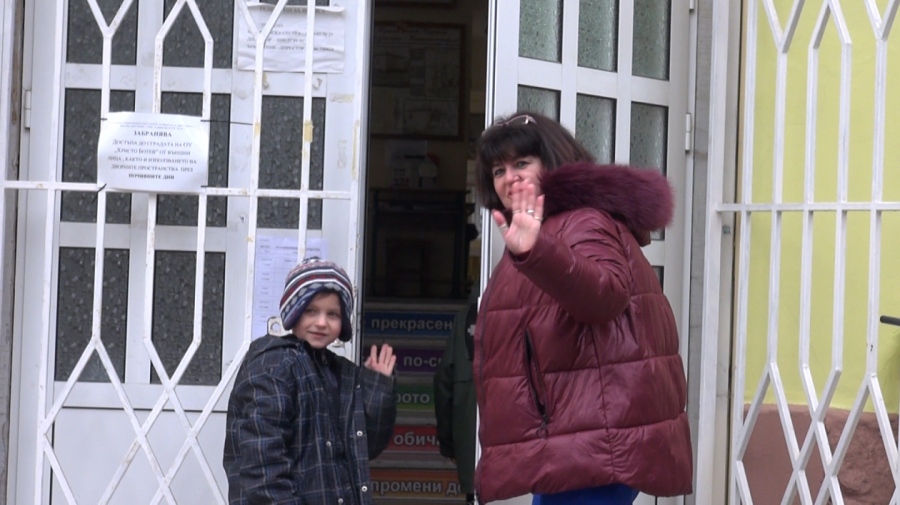 Две украинчета, избягали от войната, тръгнаха на училище в Бургас