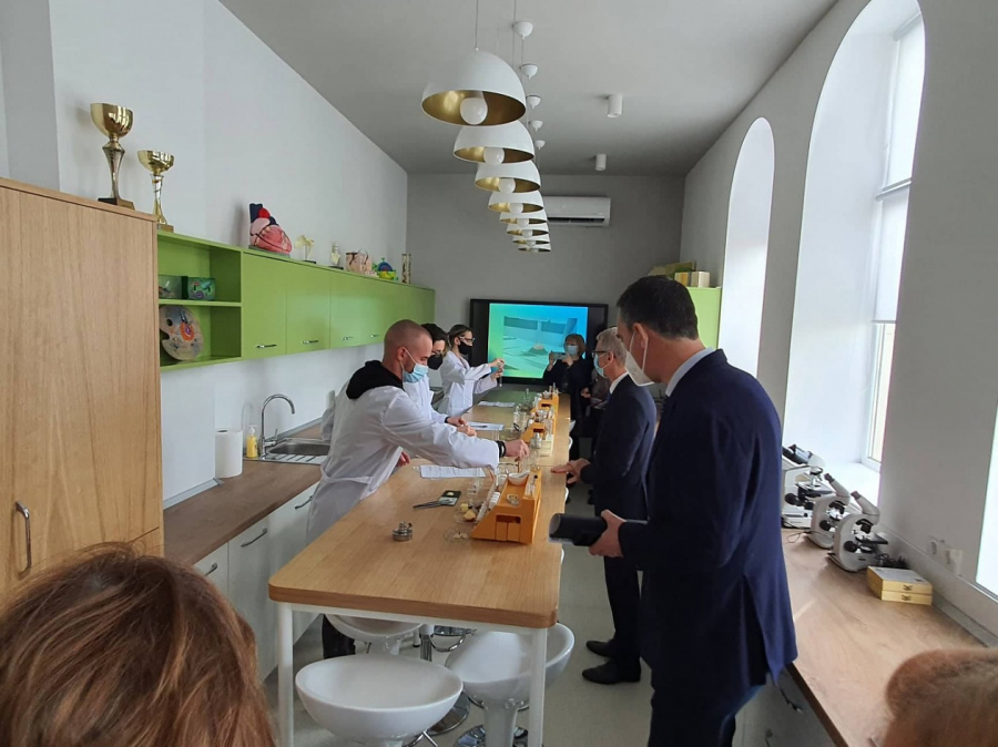 Министърът на образованието и кметът на Бургас откриха новия STEM център в ПМГ