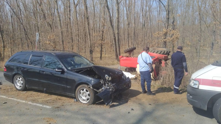 Шофьор на трактор загина след удар с лек автомобил на пътя Ясна поляна - Приморско (СНИМКИ)
