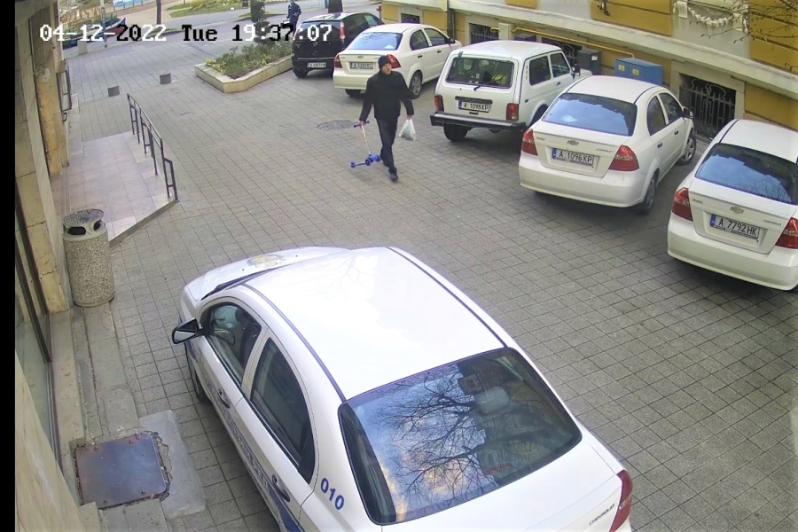 Пълна деградация! Млад мъж открадна детска тротинетка посред бял ден в Бургас (ВИДЕО)