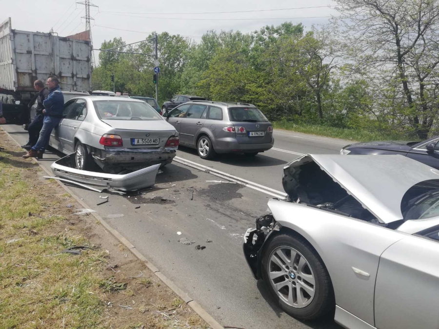 Шофьор във видимо нетрезво състояние предизвика катастрофа на натоварен булевард в Бургас 