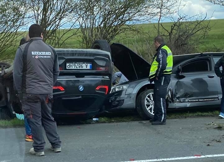 Шофьор заспа зад волана по пътя Бургас-Приморско, катастрофира и рани трима
