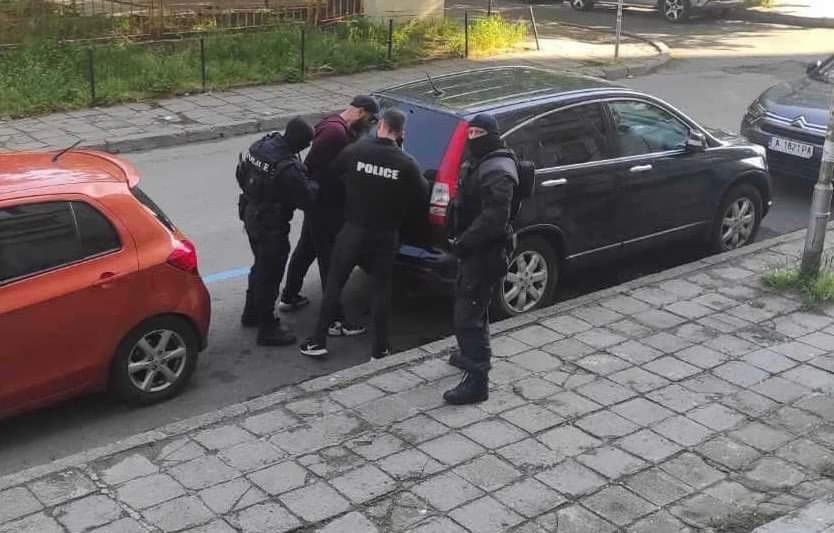 Пуснаха под парична гаранция Марин, забивал кирки в украински автомобили в Бургас 