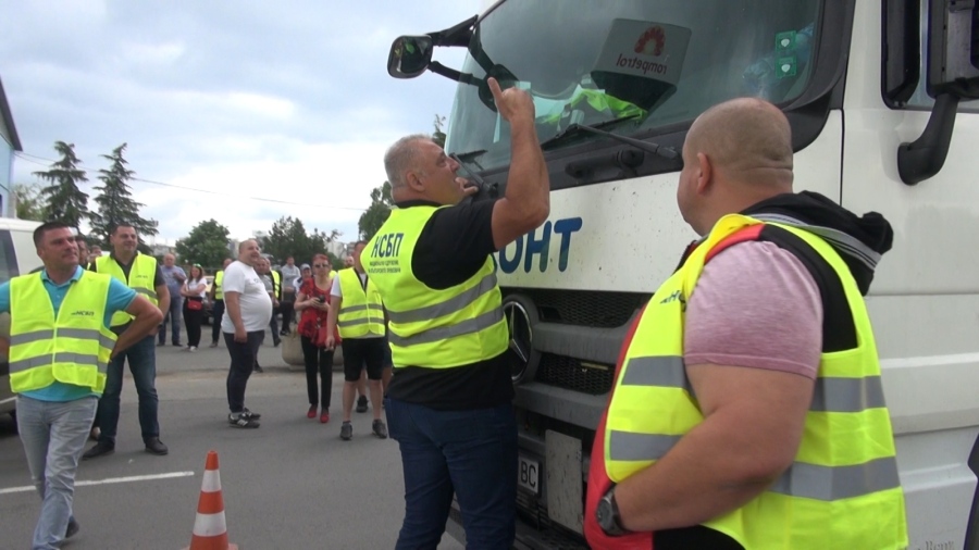 Напрежение на протеста на превозвачите в Бургас: Камион на куриерска фирма опита да пробие блокадата (ВИДЕО)
