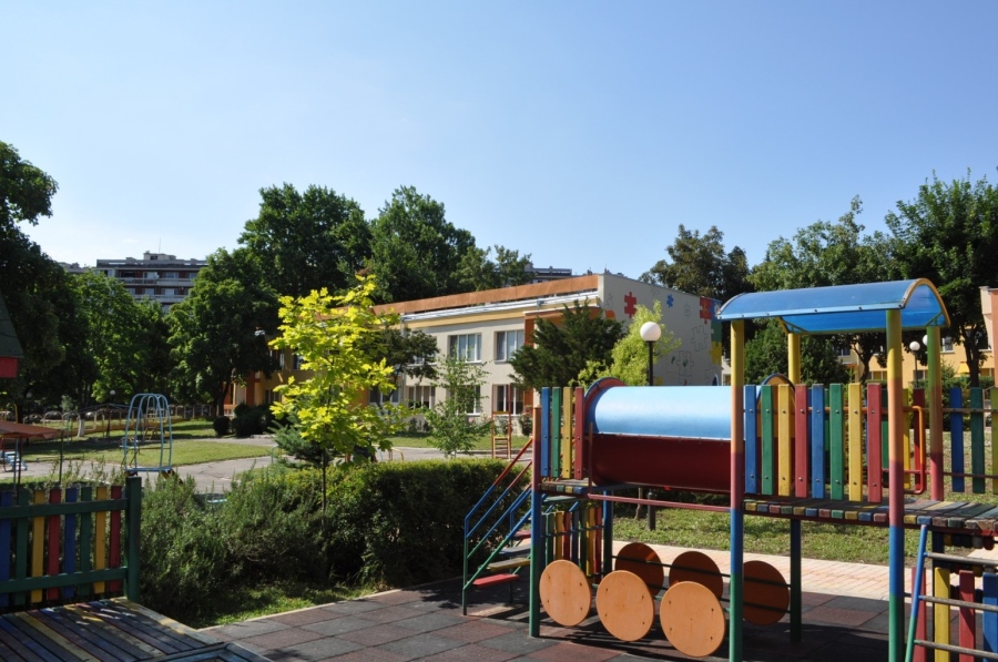 За да не затворят детските градини през лятото, студенти стават учители в Бургас 