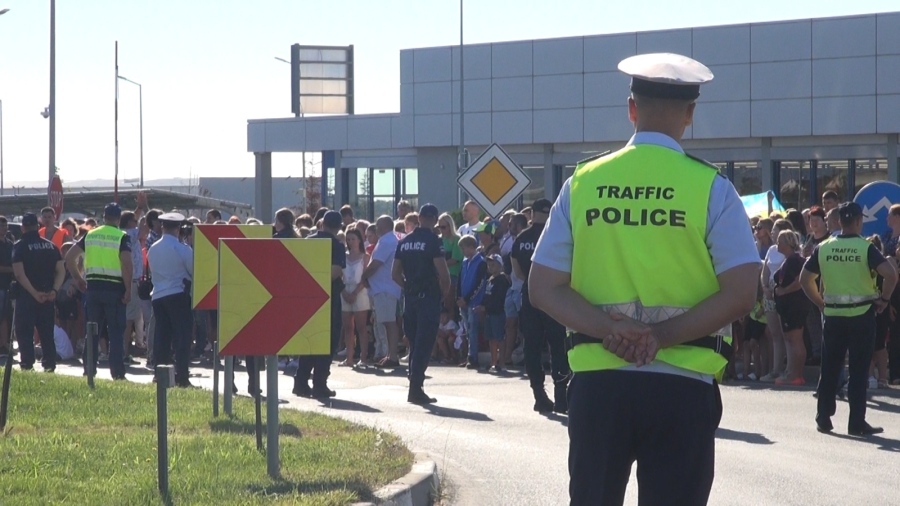 Хотелиери и украинци блокираха пътя Бургас-Варна, държавата не е платила нощувките на бежанците (СНИМКИ)