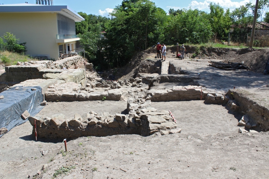 Средновековни печати, монети и олтар са част от находките при археологическите разкопки край Бургас това лято 