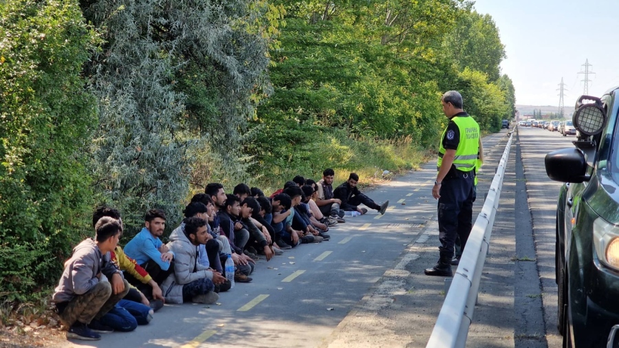Заловиха голяма група нелегални мигранти на пътя Созопол-Бургас (СНИМКИ)