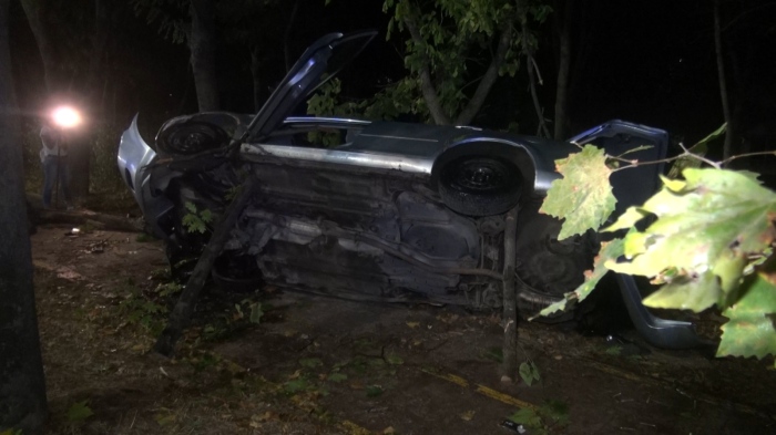 17-годишен сириец спретна гонката с полицията в Бургас и заби колата с 15 бежанци в дърво 