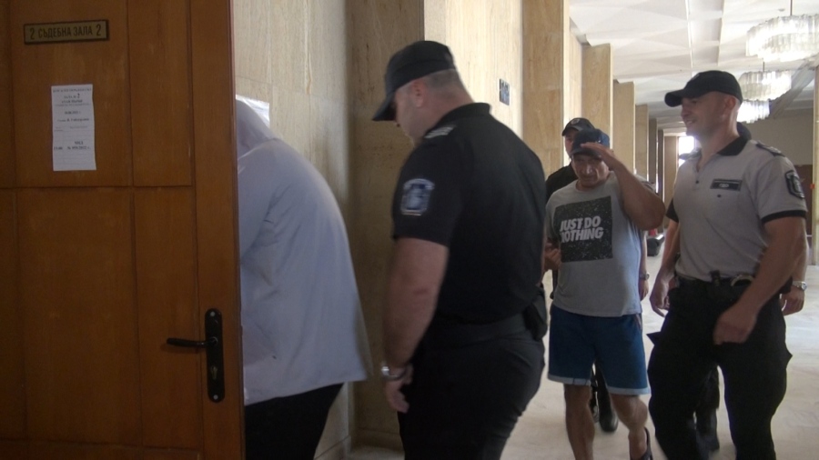 След 4-часово заседание: Съдът в Бургас остави в ареста  4-ма от ОПГ-то за измами и пререгистрация на крадени коли