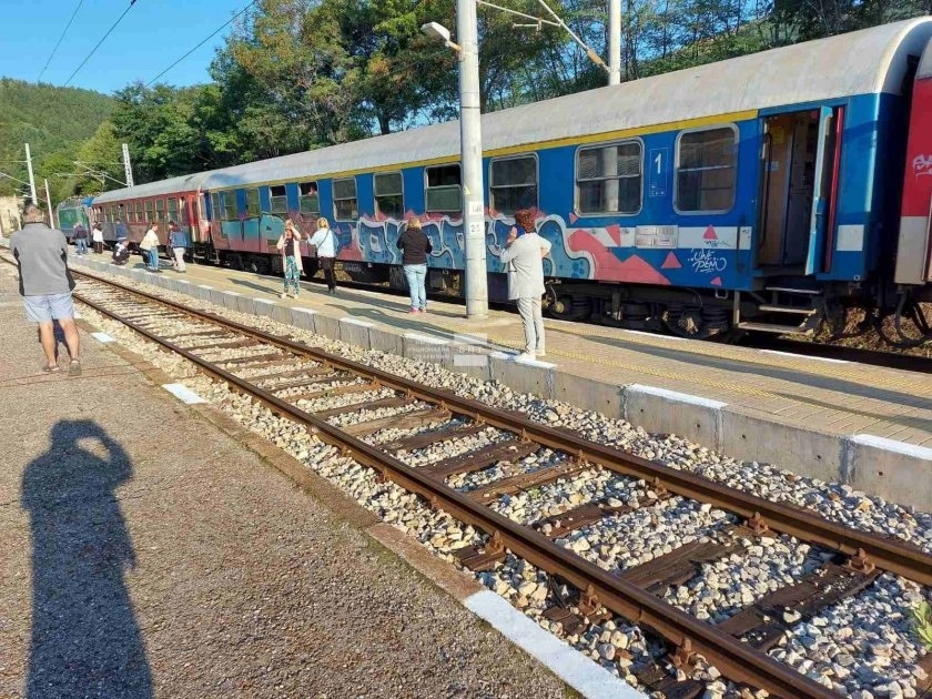 Кошмарно пътуване: Нощният влак от Бургас за София закъсня с над 6 часа 