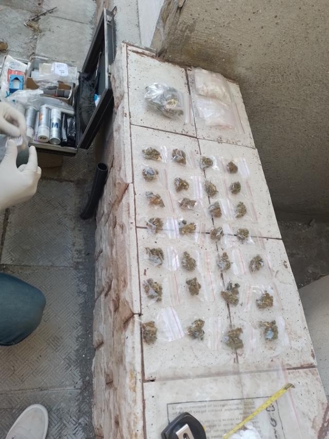 Трима задържани след акция на полицията в Бургас, откриха мобилна лаборатория в куфар за синтетични наркотици