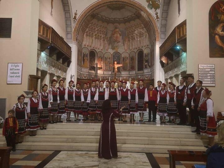 Бургаският хор Трепетлика и гайдарски оркестър Кавадари представиха българските фолклорни традиции в Барселона