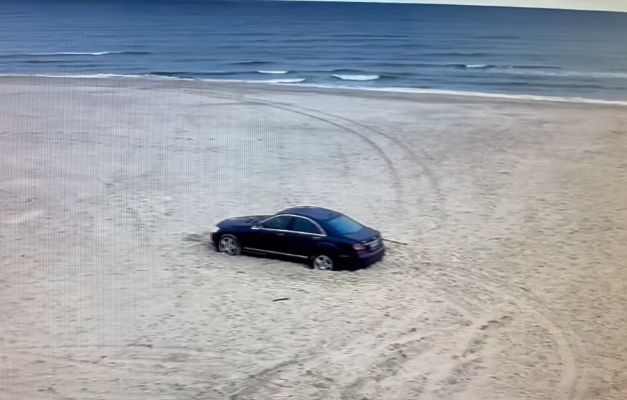 Не само по нашето Черноморие: Българин паркира на плаж в Полша, глобиха го