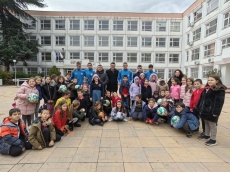Ученици от Спортното изнесоха открити уроци по футбол на второкласници от ОУ „Елин Пелин“ в Бургас