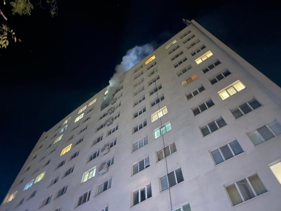 Пожар избухна в студентско общежитие в Бургас, последва среднощна евакуация (СНИМКИ)