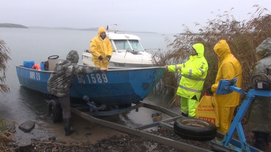 Спасителните екипи тръгват по нова следа в търсене на изчезналите рибари край Бургас 