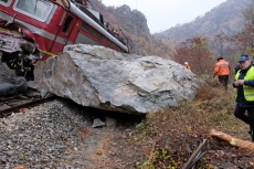 Влакът за Бургас удари паднала скала, машинист е тежко пострадал