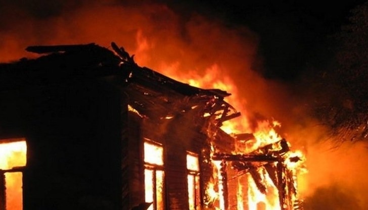 Къщата на 77-годишен бургазлия изгоря до основи в ж.к. Меден рудник 