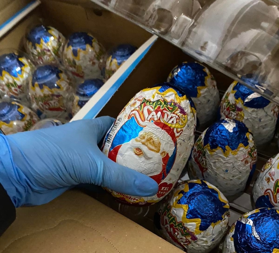 Бургаската полиция разби схема за продажба на шоколади за деца с изтъкал срок на годност от преди 5 години
