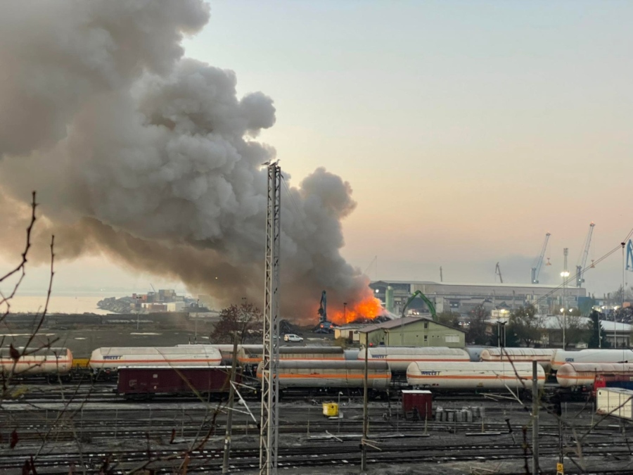 Голям пожар на пристанище Бургас-запад (СНИМКИ)