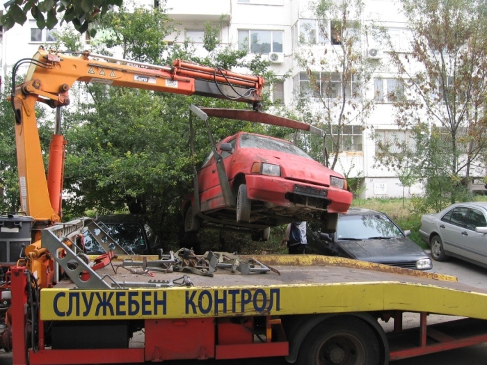 Община Бургас освободи 225 паркоместа от стари автомобили