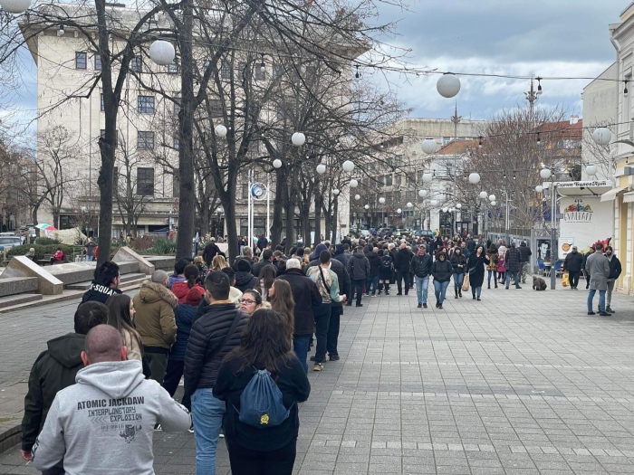 Огромна опашка в центъра на Бургас, раздават дръвчета