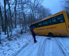 Лекият сняг хвана неподготвени шофьорите в Бургаско