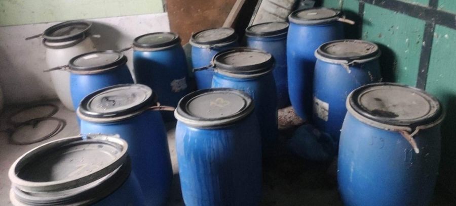 Митничари иззеха над 1 000 литра нелегална ракия от къща в Средец 