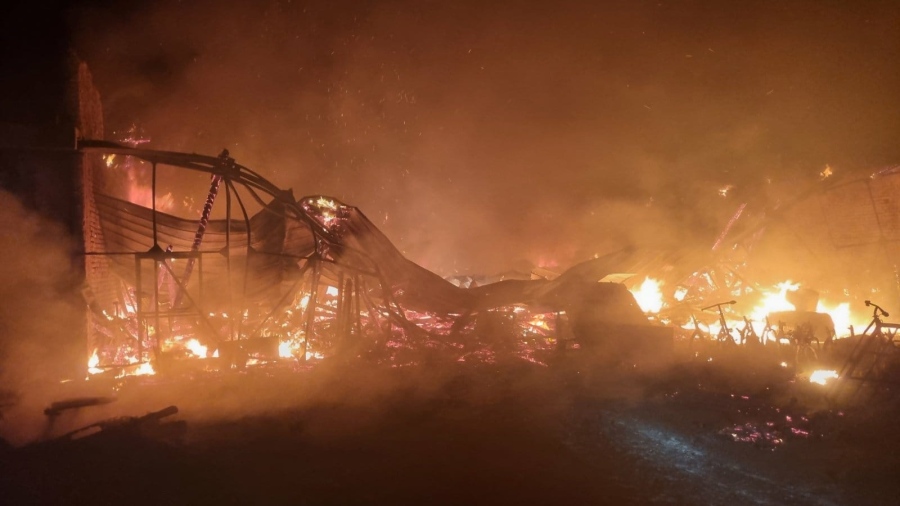 Голям пожар в складова база за автомобили край Бургас (СНИМКИ)
