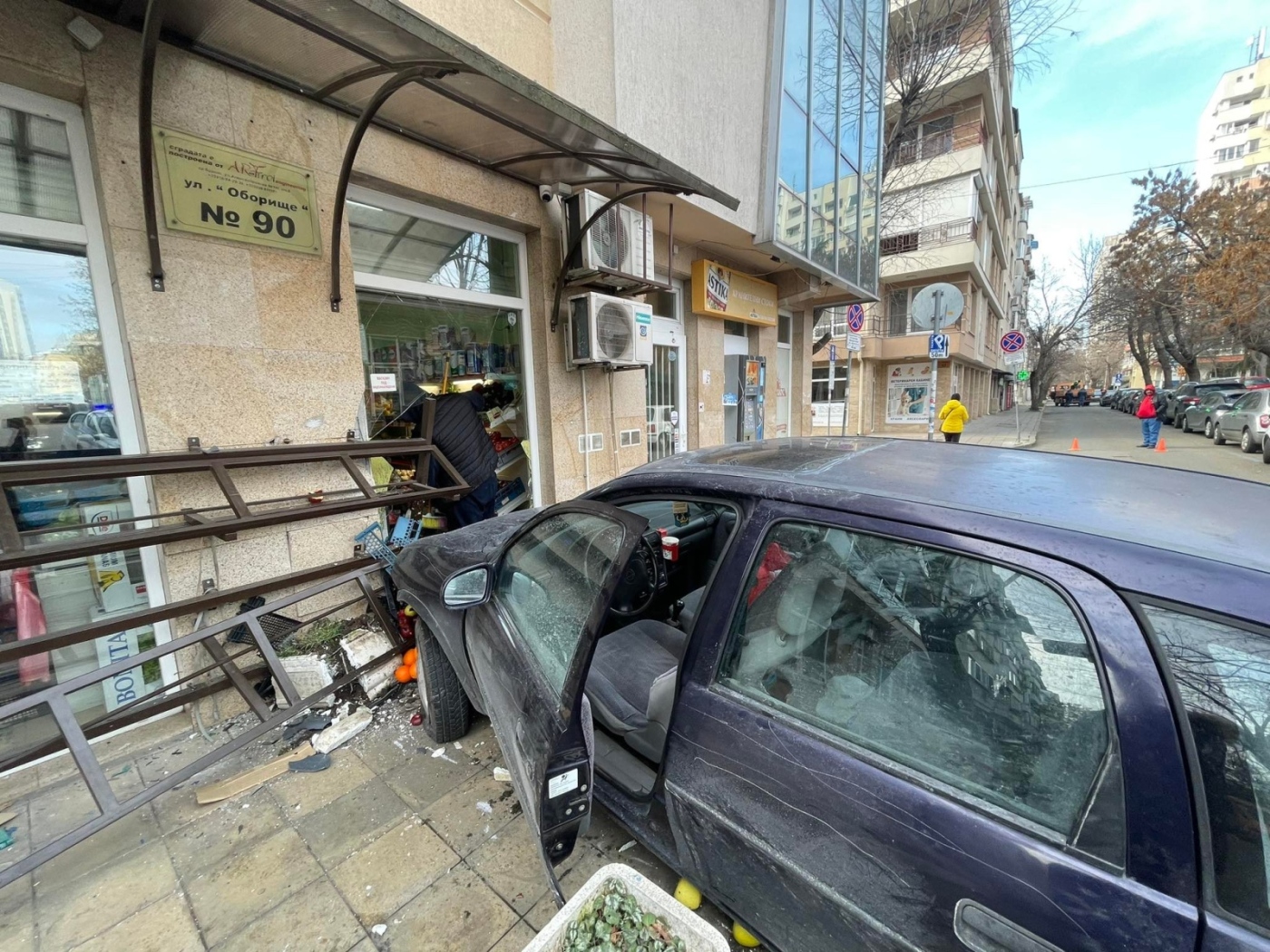 Шофьор без книжка се вряза в зеленчуков магазин в центъра на Бургас (СНИМКИ)